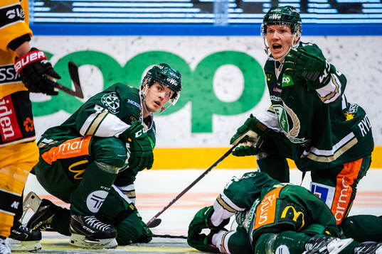 Färjestads Carl Jakobsson och Gustav Rydahl reagerar när