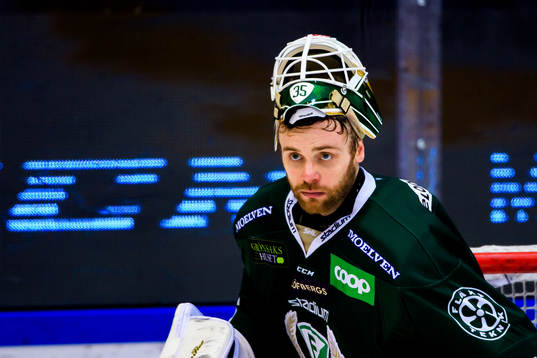Färjestads målvakt Markus Svensson deppar