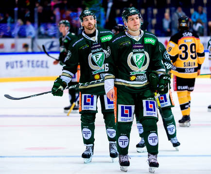 Färjestads Jonathon Blum och Michael Latta deppar