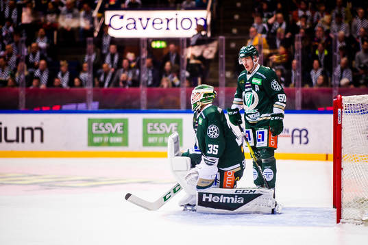 Färjestads målvakt Markus Svensson och Sebastian Erixon