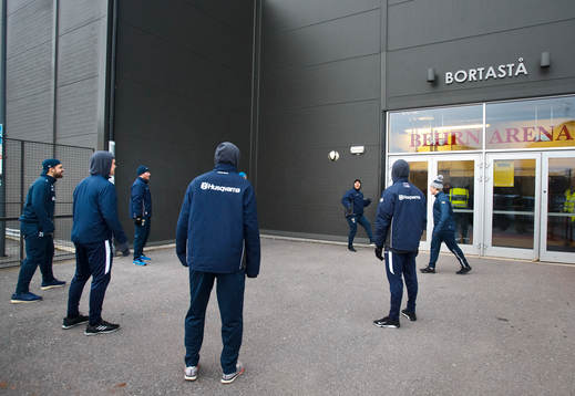 s Axel Holmström och målvakt Jonas Gunnarsson värmer upp