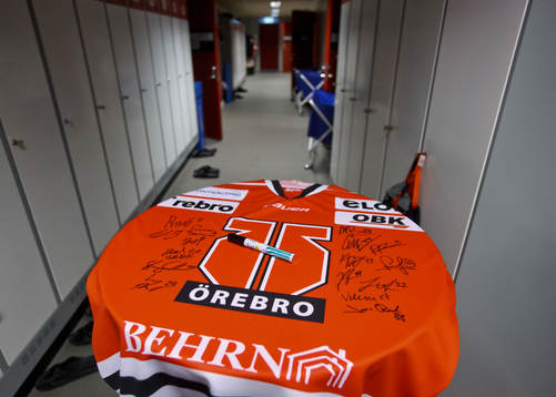 Örebromatchtröja med autografer utanför