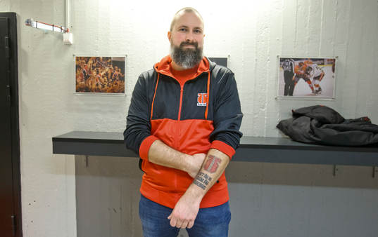 Porträtt på Örebrosupportern Adrian Ek med en Örebro