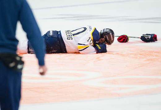 s Martin Thörnberg ligger skadad på isen