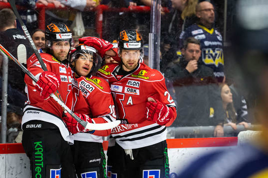 Örebros Shane Harper jublar med lagkamrater