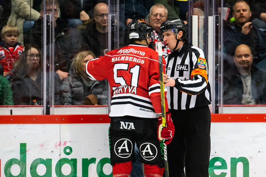 Örebros Kristian Näkyvä i samtal med domare Christoffer