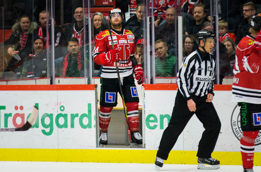 Örebros Aaron Irving får matchstraff