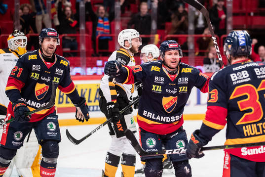 Djurgårdens Patrik Berglund och Niclas Bergfors jublar med