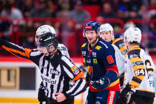 Djurgårdens Anton Hedman i diskussion med domare eter att