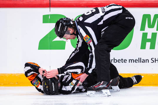 Domare Mikael Andersson har ont