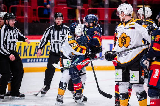 Skellefteås Patrik Norén och Djurgårdens Dick Axelsson i