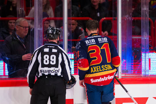 Djurgårdens Dick Axelsson blir utvisad