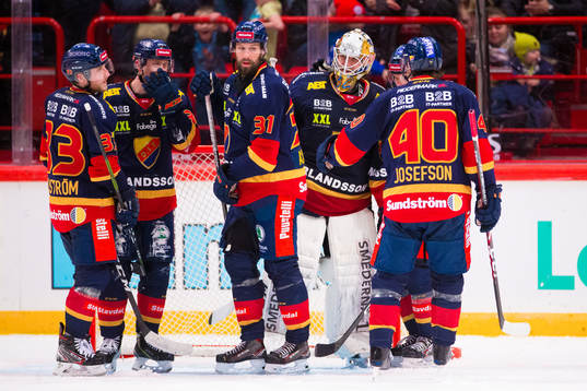 Djurgårdens målvakt Karri Rämö  jublar med Linus