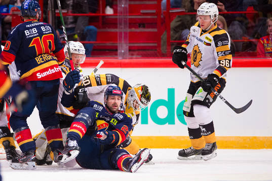 Djurgårdens Patrik Berglund med en skada i kamp om pucken