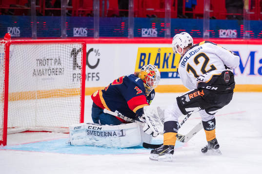 Skellefteås Adam Pettersson med ett friläge med
