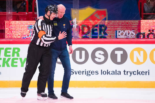Domare Mikael Andersson får hjälp av Djurgårdens läkare
