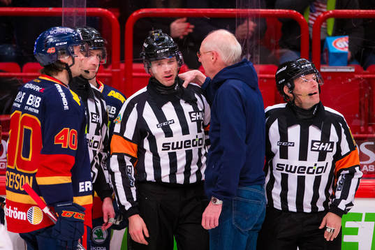 Domare Mikael Andersson får hjälp av Djurgårdens läkare