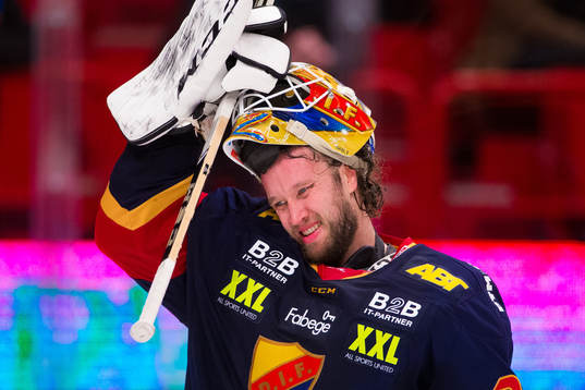Djurgårdens målvakt Karri Rämö  deppar