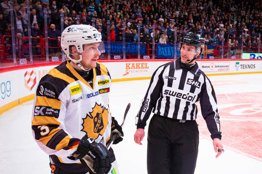 Skellefteås Niclas Burström i samtal med linjedomare