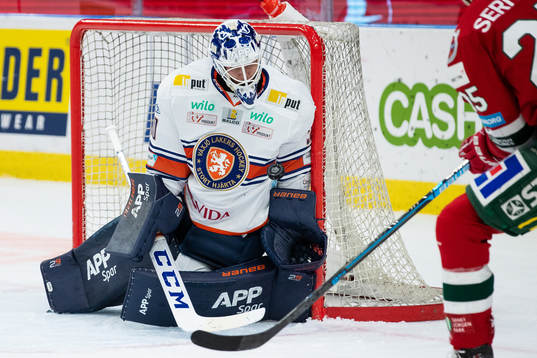 Växjös målvakt Viktor Fasth räddar ett skott från