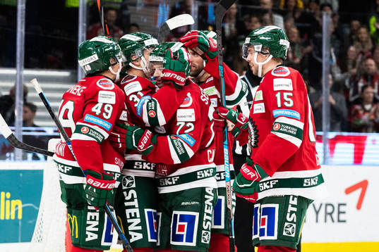 Frölundas Patrik Carlsson jublar med lagkamrater