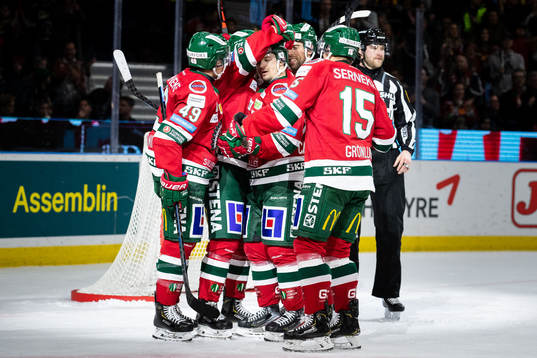 Frölundas Patrik Carlsson jublar med lagkamrater