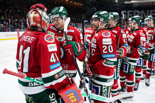 Frölundas målvakt Niklas Rubin omfamnas av Julius Bergman
