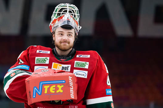 Frölundas målvakt Niklas Rubin jublar framför klacken