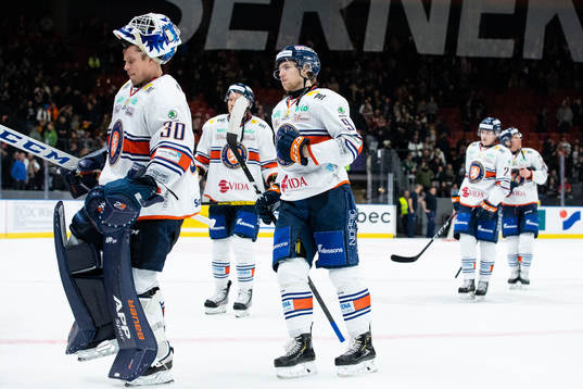 Växjös målvakt Viktor Fasth och Marcus Davidsson deppar