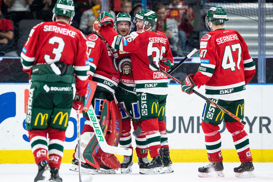 Frölundas Simon Hjalmarsson jublar med lagkamrater