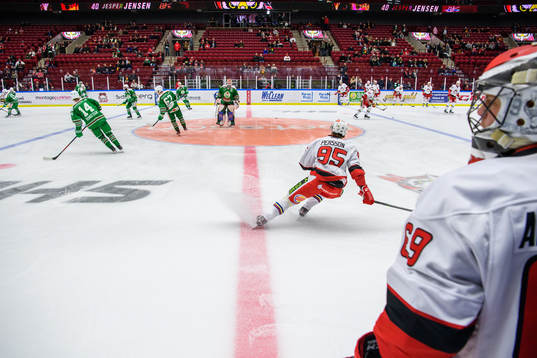 Rögles och Malmö Redhawks spelare värmer upp