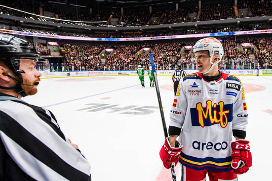 Malmö Redhawks Lars Bryggman pratar med domaren