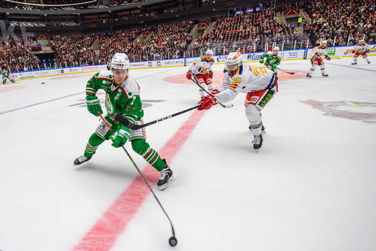 Rögles Erlend Lesund och Malmö Redhawks Matias Myttynen