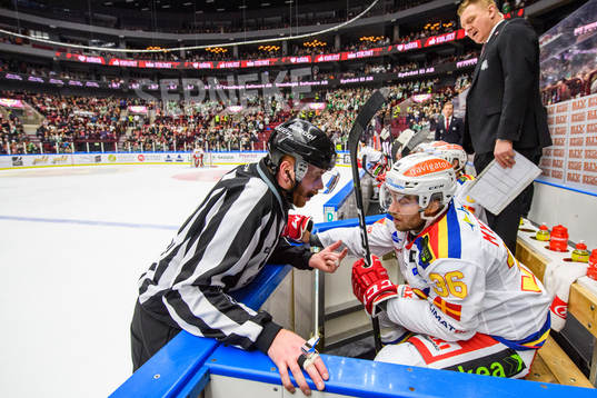 Domaren i samtal med Malmö Redhawks Matias Myttynen