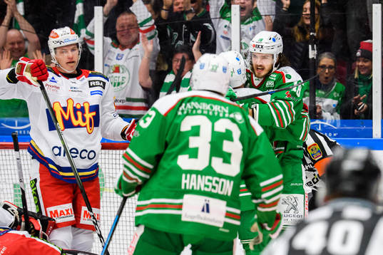 Rögles Dennis Everberg jublar med Taylor Matson