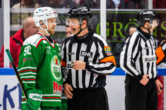 Rögles Ted Brithén i samtal med domaren