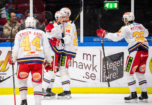 Malmö Redhawks Marcus Björk jublar med Lars Bryggman
