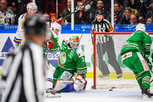 Malmö Redhawks Lars Bryggman gör 1-2 målet bakom Rögles