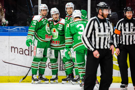 Rögles Leon Bristedt jublar med lagkamrater