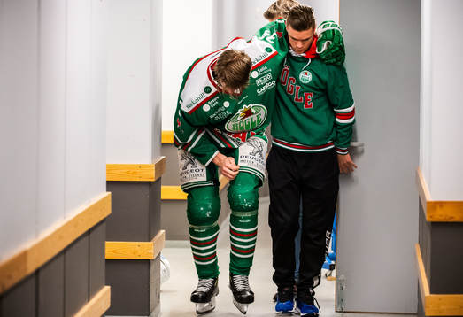 Rögles Adam Edström lämnar isen