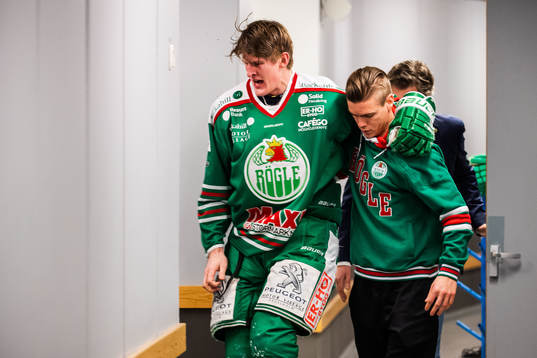 Rögles Adam Edström lämnar isen