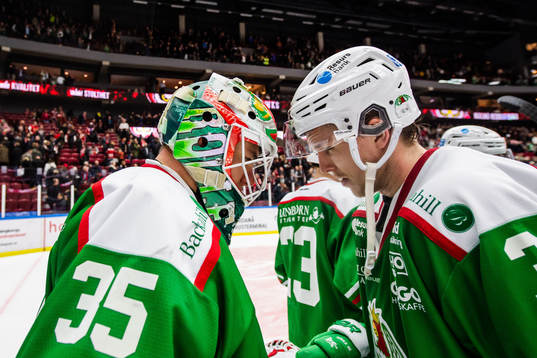 Rögles målvakt Roman Will och Niklas Hansson jublar
