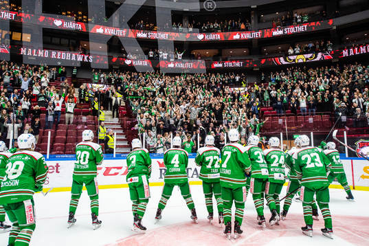 Rögles spelare jublar mot sina supportrar