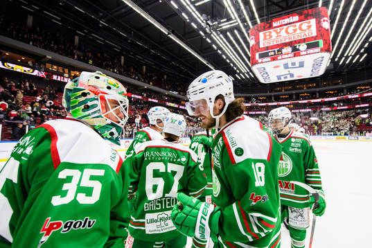Rögles målvakt Roman Will och Dennis Everberg jublar