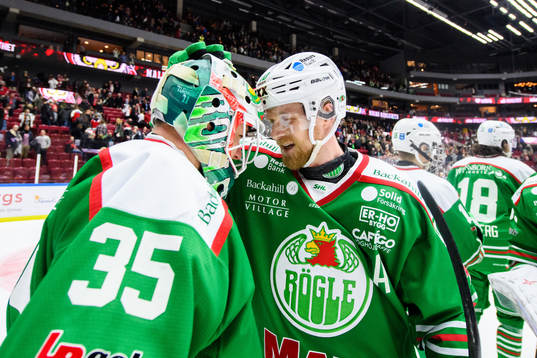 Rögles målvakt Roman Will och Ted Brithén jublar