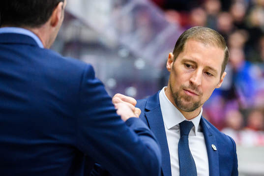 Rögles tränare Cam Abbott jublar