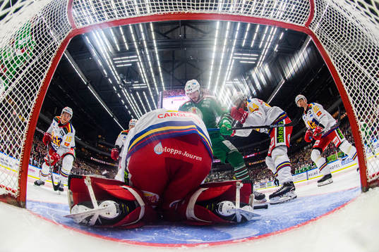 Rögles Dennis Everberg oroar mot Malmö Redhawks målvakt