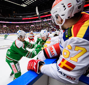 Rögles Anton Bengtsson och Samuel Johannesson tacklar