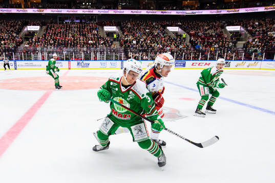 Malmö Redhawks Carl Persson tacklar Rögles Daniel Bertov