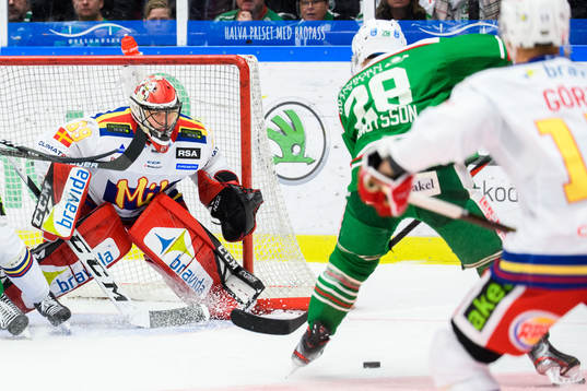 Rögles Anton Bengtsson oroar mot Malmö Redhawks målvakt